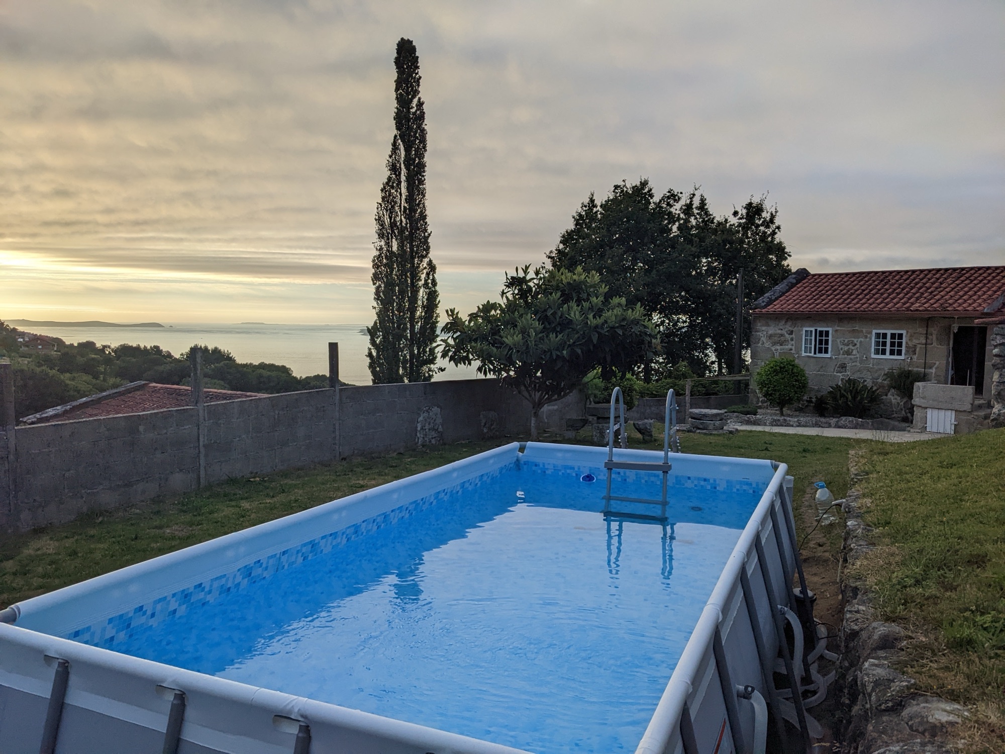 Piscina con vistas a la ría al atardecer