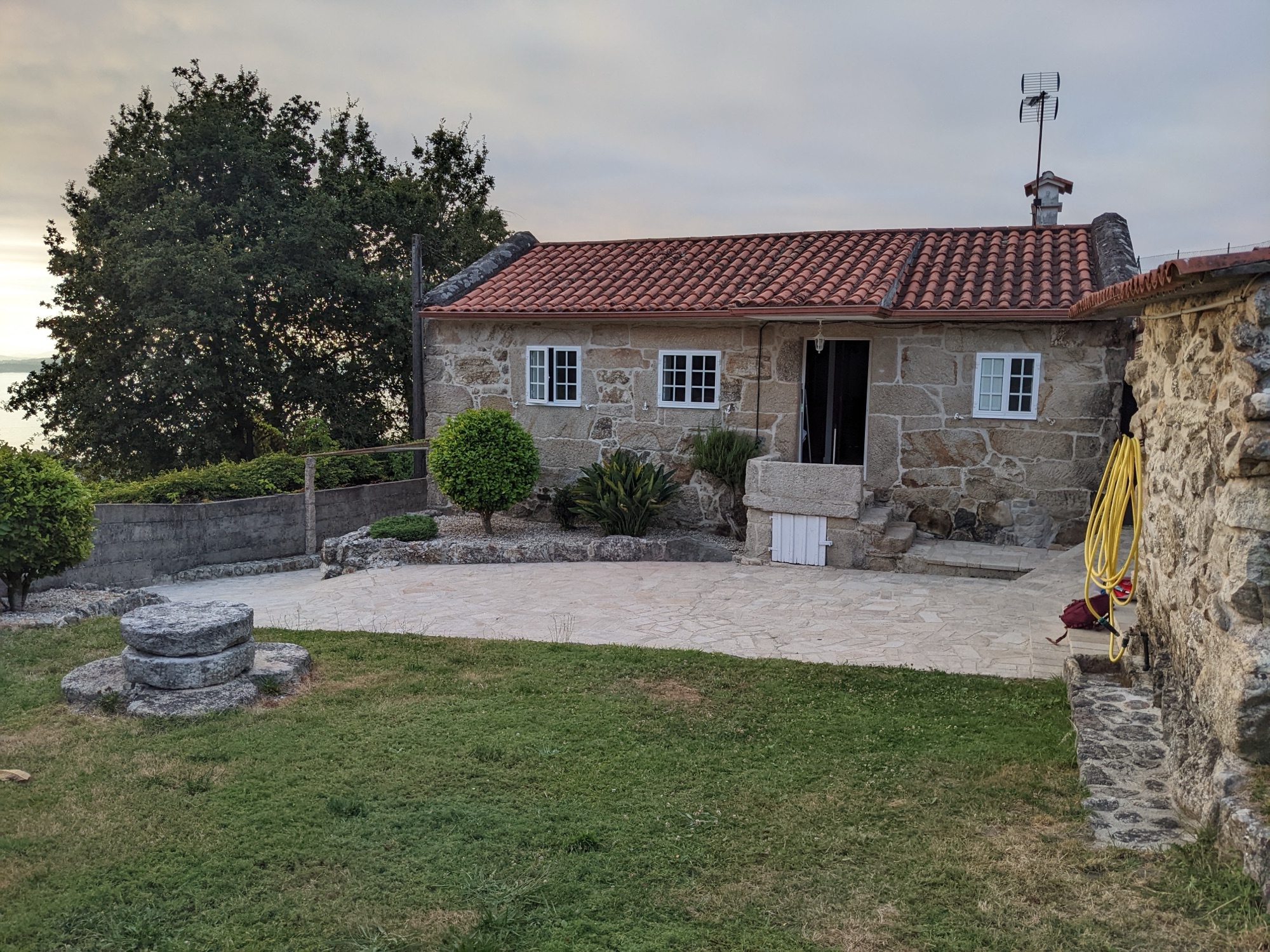 Fachada de la casa desde el jardín