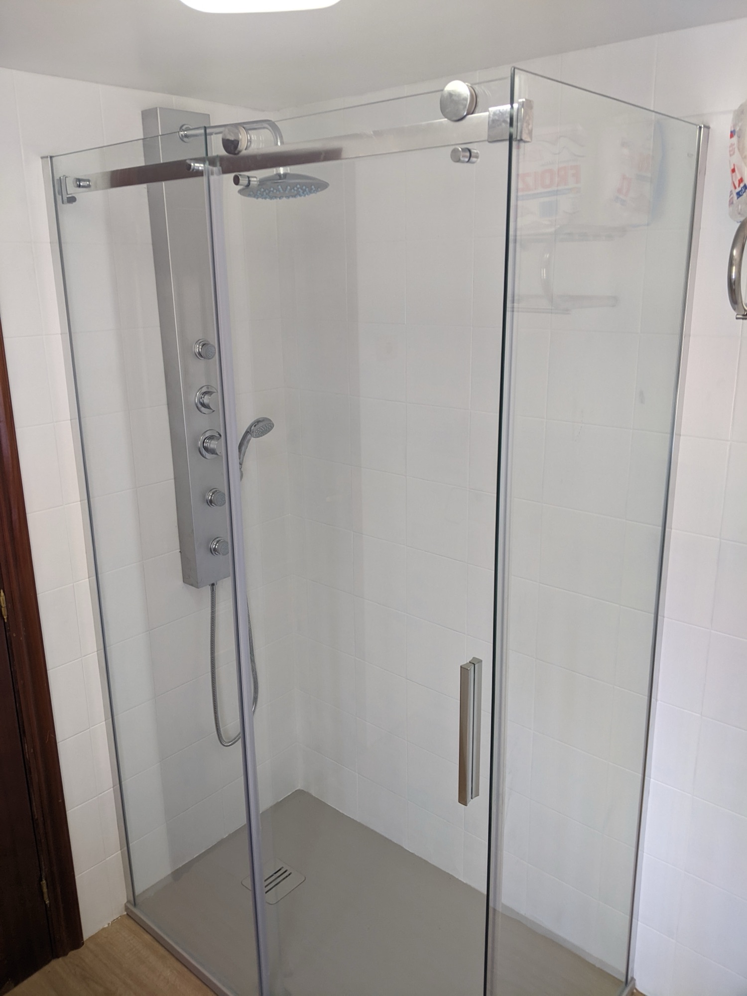 Ducha con columna de hidromasaje