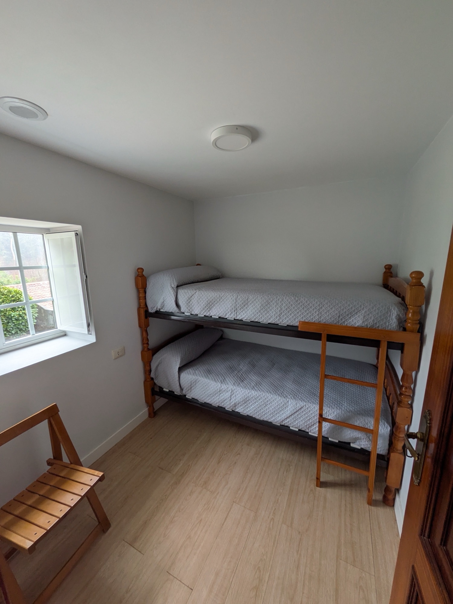 Dormitorio con literas